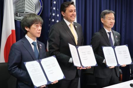 　合意文書を手に持つ文部科学省の柿田恭良文科審議官（右端）ら＝４日、米ワシントン（共同）