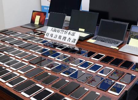 　押収されたパソコンやスマートフォン＝１０日、大阪府警本部