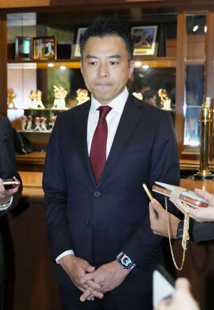 　監督休養について取材に応じる楽天の森井誠之球団社長＝１０日、楽天モバイルパーク