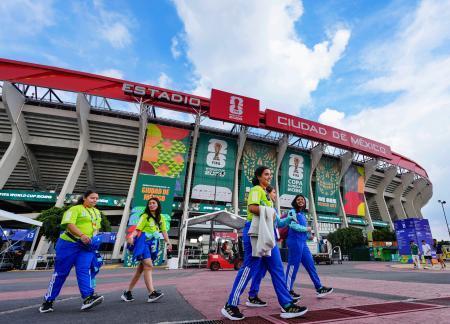 　サッカーＷ杯北中米３カ国大会の開幕戦を控えるメキシコシティー競技場＝１０日、メキシコ市（共同）