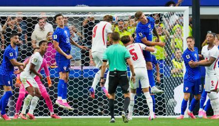 　イングランド-クロアチア　前半、ヘディングで自身２点目のゴールを決めるイングランドのケーン（９）＝ダラス（共同）