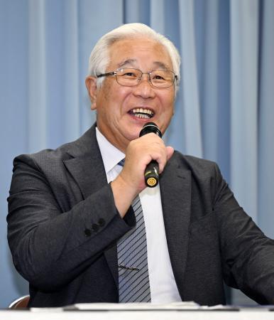 　「日野町事件」の再審公判に向けた第３回３者協議後、笑顔で記者会見する阪原弘さんの長男弘次さん＝１９日午前、大津市
