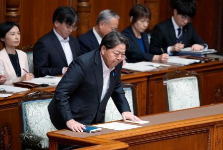　参院本会議で郵政民営化法などの改正法が可決、成立し、起立する林総務相＝１９日午後