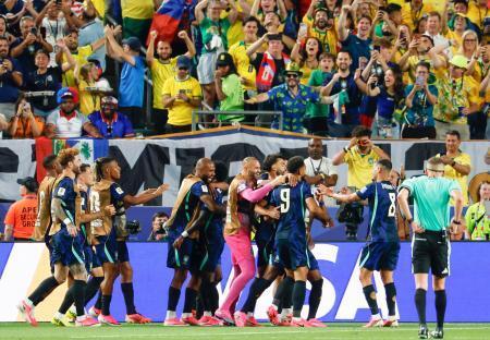 　ブラジル-ハイチ　前半、自身２点目のゴールを決めたクニャ（９）を祝福するブラジルの選手たち＝フィラデルフィア（共同）