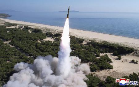 　発射される北朝鮮の短距離弾道ミサイル「ＫＮ２３」＝２０２５年５月（朝鮮中央通信＝共同）