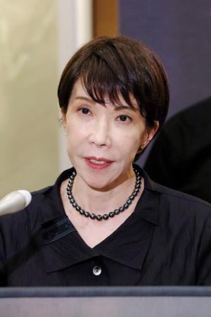 　記者団の質問に答える高市首相＝２３日午後、沖縄県糸満市