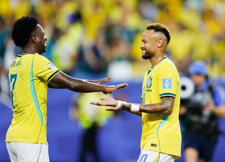 　スコットランドに快勝しビニシウス（左）とタッチを交わすブラジルのネイマール＝マイアミ（共同）
