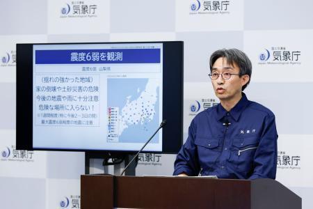 　山梨県で震度６弱を観測した地震について記者会見する気象庁の担当者＝２７日午前０時４０分、気象庁