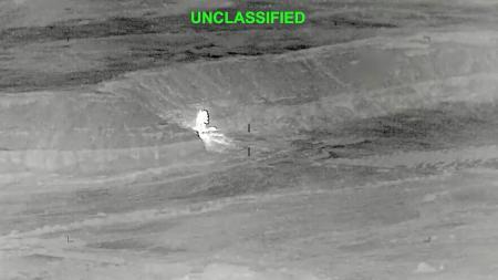 　米中央軍が２７日に公開した、イランの施設とする地点への攻撃で上がる炎と煙の画像（米中央軍提供・ロイター＝共同）