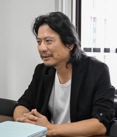 　取材に応じる「全国統一教会被害対策弁護団」の久保内浩嗣弁護士＝１日、東京都中央区