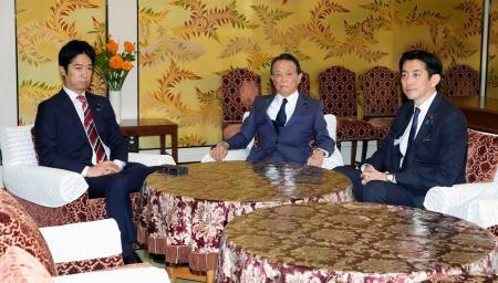 　会談に臨む（右から）自民党の小林政調会長、麻生副総裁、日本維新の会の藤田共同代表＝３０日午前、国会