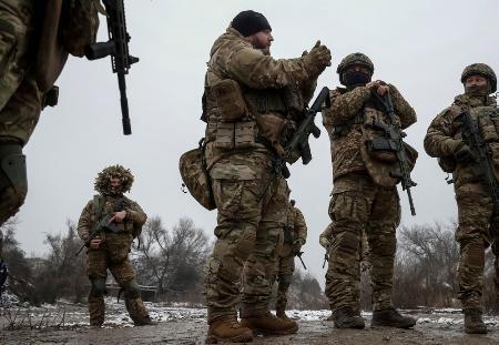 　ウクライナ東部ハルキウ州で、射撃訓練をするウクライナ軍兵士ら＝２０２５年１２月（ロイター＝共同）