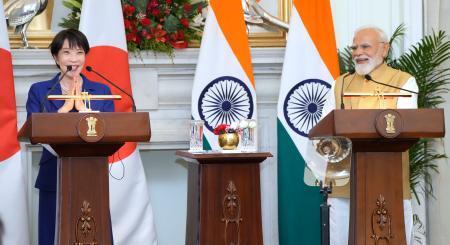 　共同記者発表する高市首相（左）とインドのモディ首相＝２日、ニューデリー（共同）
