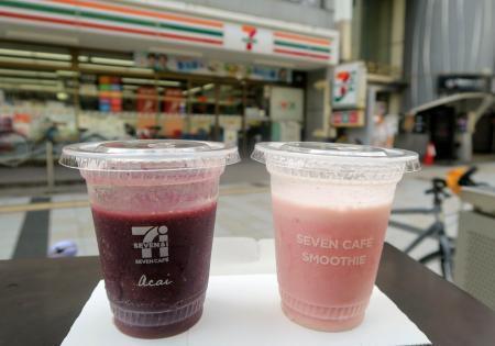 　セブン-イレブン・ジャパンが販売するスムージーの商品＝３日午後、東京都内