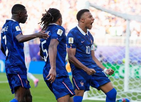 　パラグアイ-フランス　後半、先制ＰＫを決め喜ぶフランスのエムバペ（右）＝フィラデルフィア（共同）