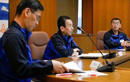 　静岡県が開いた「豚熱防疫対策本部本部員会議」で指示する鈴木康友知事（中央）＝４日、静岡県庁