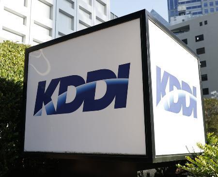 ＫＤＤＩの看板＝２０２６年２月２２日、東京都新宿区