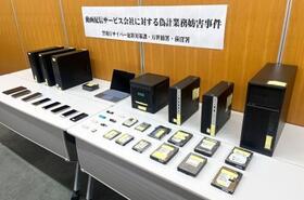 　アニメ配信サービス「バンダイチャンネル」の運営会社への業務妨害事件で押収されたパソコンやスマートフォンなど＝６日午前、警視庁万世橋署