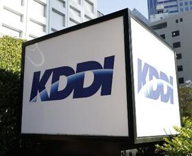 ＫＤＤＩの看板＝２０２６年２月２２日、東京都新宿区