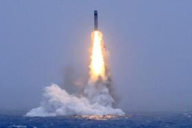 　中国軍が行った、原子力潜水艦から太平洋に向けて模擬弾頭１発を搭載した戦略ミサイルを発射する実験＝６日（新華社＝共同）