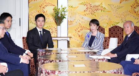 　党首会談に臨む高市首相（右から２人目）と日本維新の会の吉村代表（同３人目）＝７日夕、国会