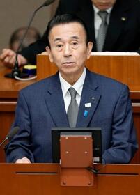 　静岡県議会の全員協議会で、リニア中央新幹線静岡工区の着工容認を表明する鈴木康友知事＝７日午前１１時３４分