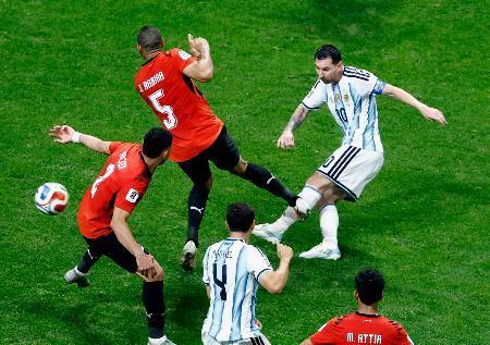 　アルゼンチン-エジプト　後半、同点ゴールを決めるアルゼンチンのメッシ（右）＝アトランタ（共同）