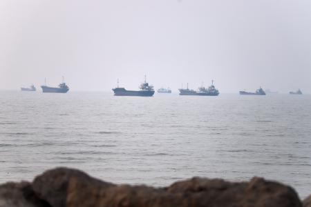 　イラン沖のホルムズ海峡に浮かぶ商船＝６月３０日（イラン学生通信提供・ＡＰ＝共同）
