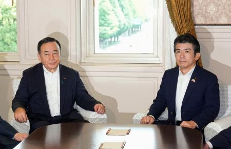 　会談に臨む自民党の梶山国対委員長（左）と中道改革連合の重徳国対委員長＝８日午前、国会