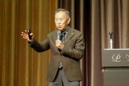 　講演するラピダスの小池淳義社長＝８日午前、長野県軽井沢町