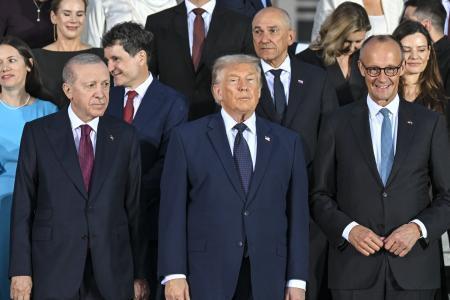 　ＮＡＴＯ首脳会議に出席したトランプ米大統領（前列中央）ら＝７日、トルコ・アンカラ（ゲッティ＝共同）
