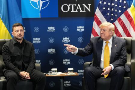 　ウクライナのゼレンスキー大統領（左）と会談するトランプ米大統領＝８日、トルコ・アンカラ（ＡＰ＝共同）