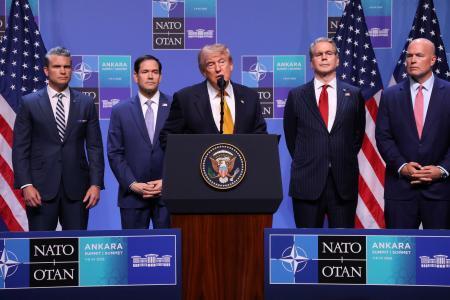 　８日、トルコ・アンカラで開かれたＮＡＴＯ首脳会議終了後に記者会見するトランプ米大統領（中央）（共同）