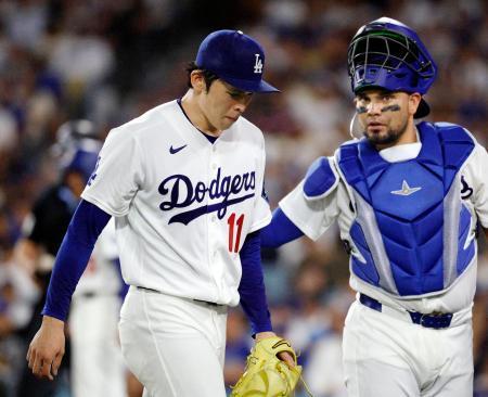 　ロッキーズ戦の６回を投げ終え、ベンチに戻るドジャース・佐々木。右は捕手アルフォンソ＝ロサンゼルス（共同）
