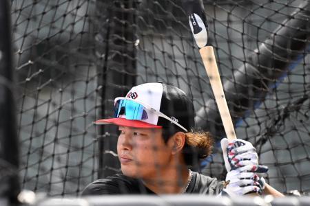 　右太もも裏の張りから復帰し、試合前に打撃練習するホワイトソックス・村上＝シカゴ（ロイター＝共同）