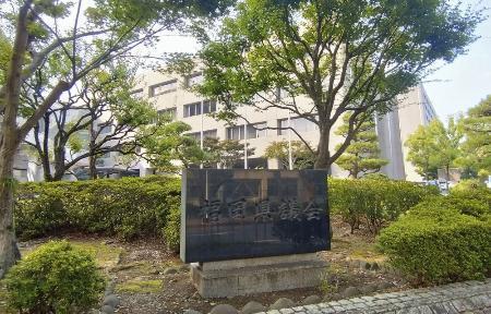 福岡県議会棟＝８日午後