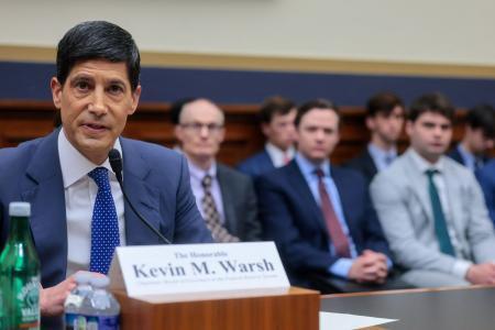 　、米下院の金融委員会に出席し、就任後初の議会証言に臨むＦＲＢのウォーシュ議長＝１４日、ワシントン（ロイター＝共同）