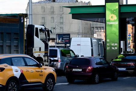 　モスクワのガソリンスタンドにできた行列＝６月（ゲッティ＝共同）