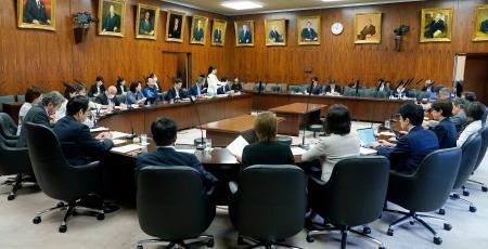 　日本国旗損壊罪法案について質疑を実施した参院内閣委＝１６日午前