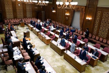 　皇室典範などの改正案を可決した参院特別委＝１６日午後