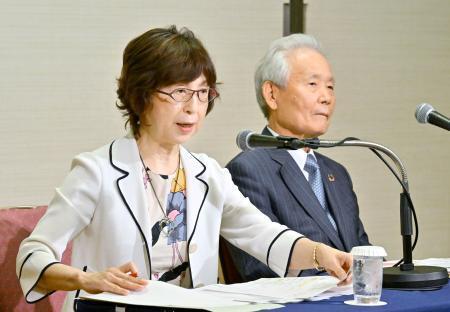 　プロ野球オーナー会議を終え、記者会見する議長を務めたＤｅＮＡの南場智子オーナー（左）と榊原定征コミッショナー＝１６日、東京都内のホテル