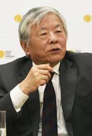 インタビューに答える利根川進氏、２０１７年２月２６日、東京都千代田区で撮影