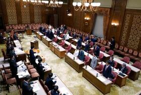 　皇室典範などの改正案を可決した参院特別委＝１６日午後