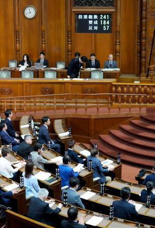 　改正皇室典範を可決、成立した参院本会議＝１７日午前