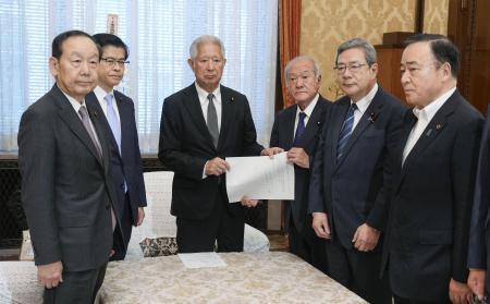 　国会の会期延長を森衆院議長（中央左）に申し入れする自民党の鈴木幹事長（同右）と日本維新の会の中司幹事長（右から２人目）ら＝１７日午後、国会
