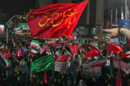 　イランの首都テヘランに集まった政府支持者ら＝１７日（ＡＰ＝共同）