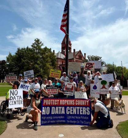 　米団体ヒューマンズ・ファーストが１８日にＸ（旧ツイッター）に投稿した、データセンター建設への抗議運動の写真（共同）