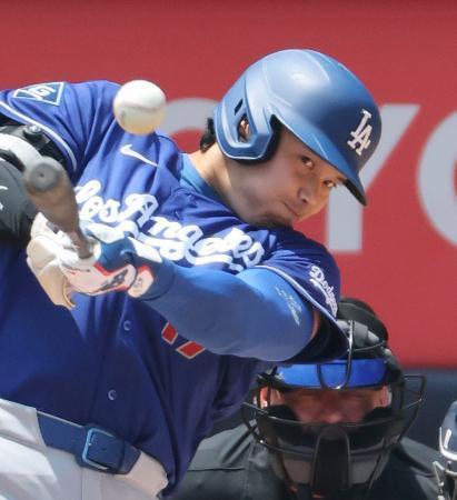 　ヤンキースとのダブルヘッダー第１試合の３回、先制二塁打を放つドジャース・大谷＝ニューヨーク（共同）