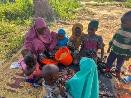 　ナイジェリアの避難民キャンプで食事を取る家族＝２０２４年１０月（ロイター＝共同）
