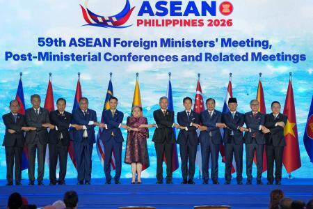 　東南アジア諸国連合（ＡＳＥＡＮ）外相会議の開会式で写真撮影に応じる外相ら＝２１日、フィリピン・マニラ（ＡＰ＝共同）